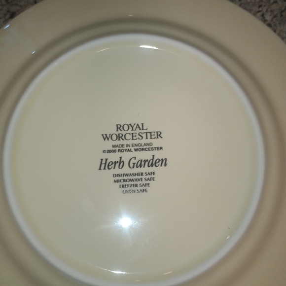 Royal Worcester herb garden salad plates - Picture 2 of 4